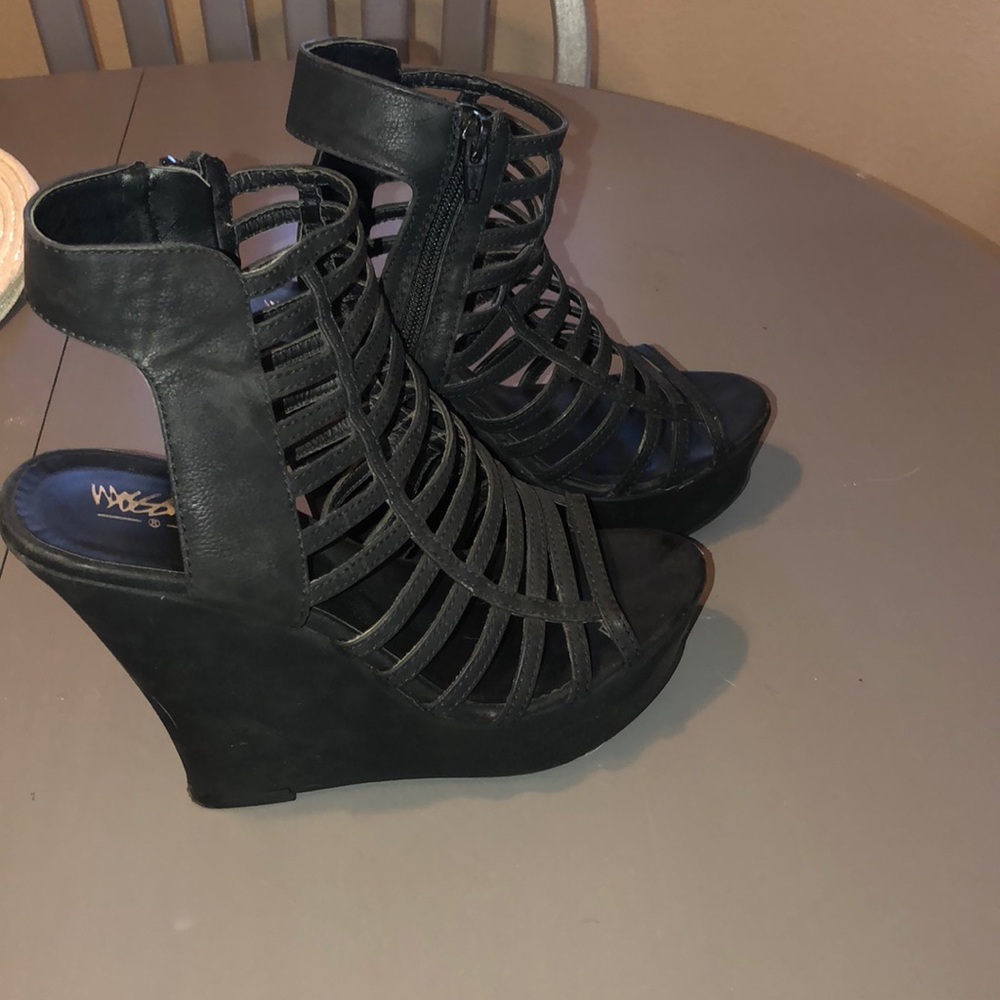 Black wedges